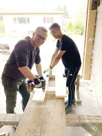 Auch Marco als Einsatzleiter hilft tatkräftig mit