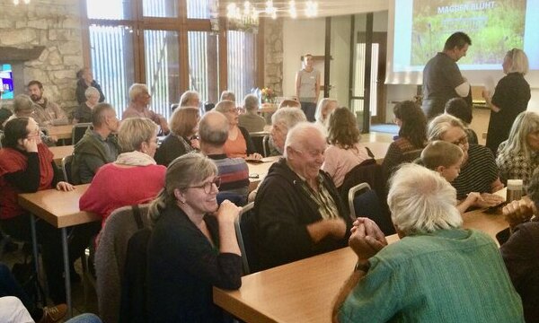 Das Interesse war gross: 55 Gartenbesitzer-innen und -besitzer trafen sich zur Informationsveranstaltung. Bild: Peter Ernst